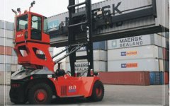 cho-thue-xe-nang-gap-container-8-tan-rong-2.jpg